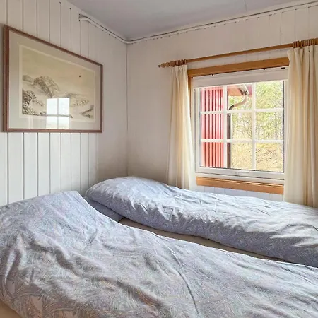 2 Bedroom Beautiful In Indre Neroy 펜션