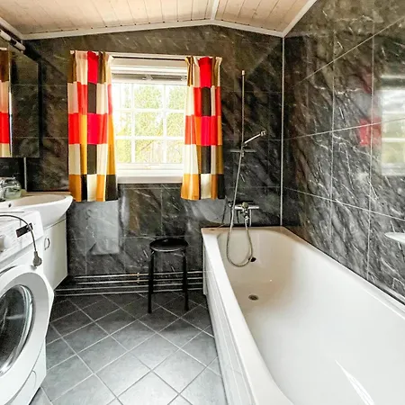 2 Bedroom Beautiful In Indre Neroy 펜션 *