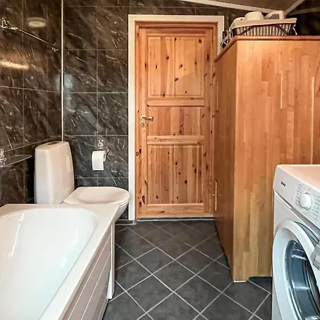 2 Bedroom Beautiful In Indre Neroy 펜션